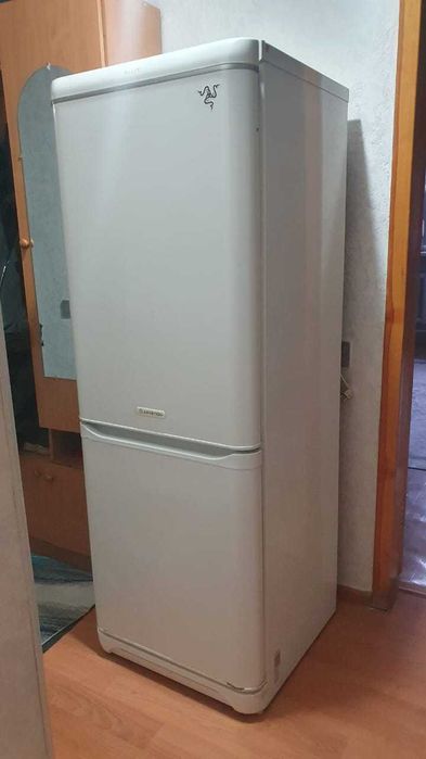 Холодильник ARISTON в рабочем состоянии. Самовывоз