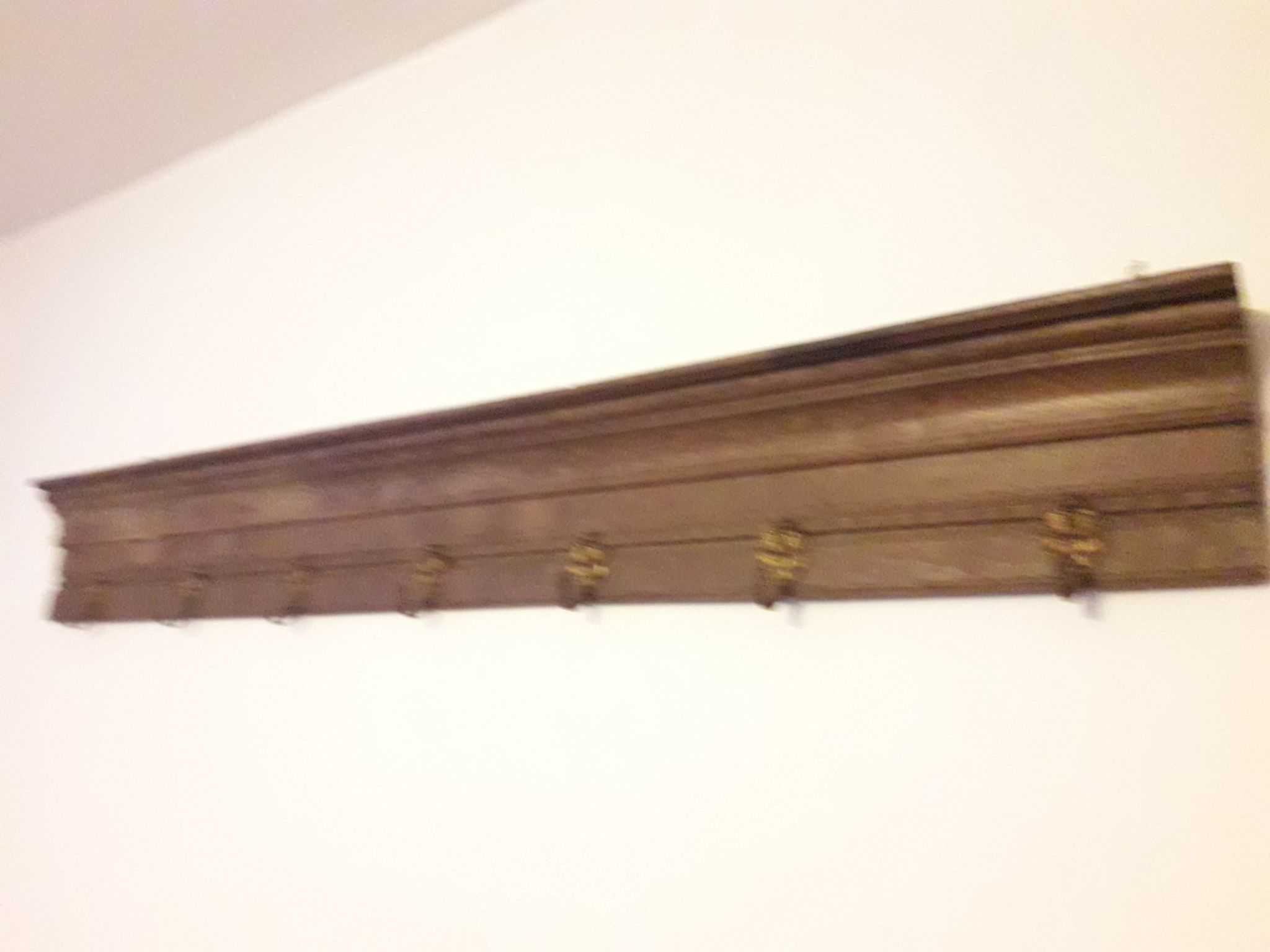Cuier din lemn cu agatototi vintage din bronz