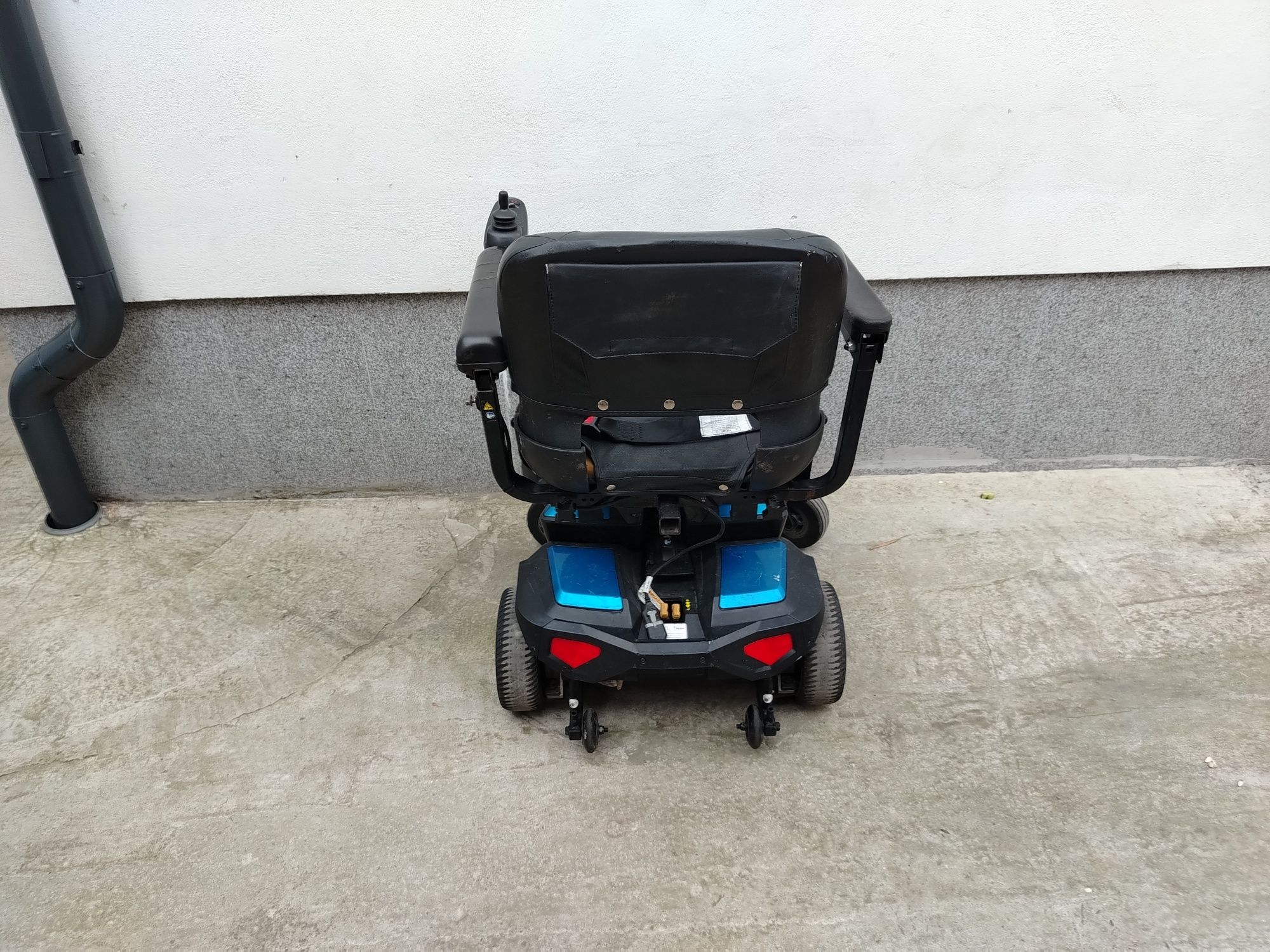 Cărucior scaun electric pentru persoane cu dizabilități