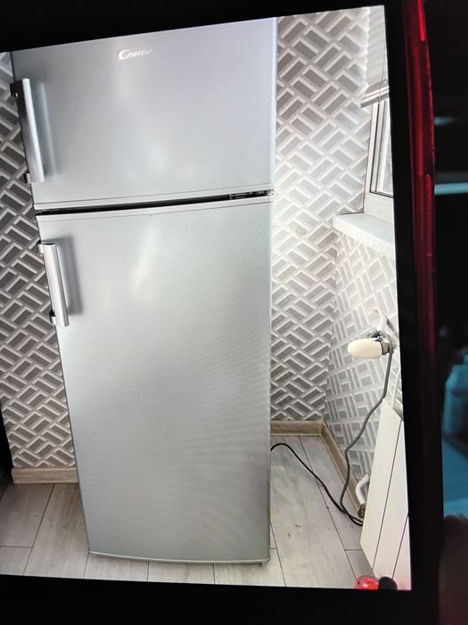 Продавам хладилник  CANDY  за 350 лв.,почти нов