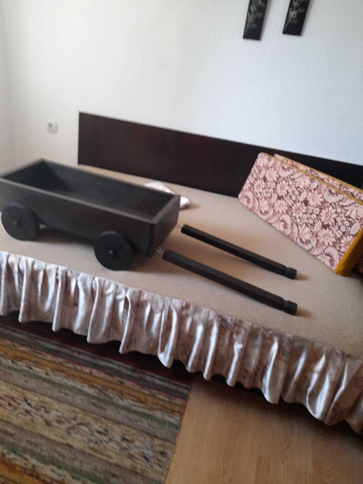 дървена количка за декорация