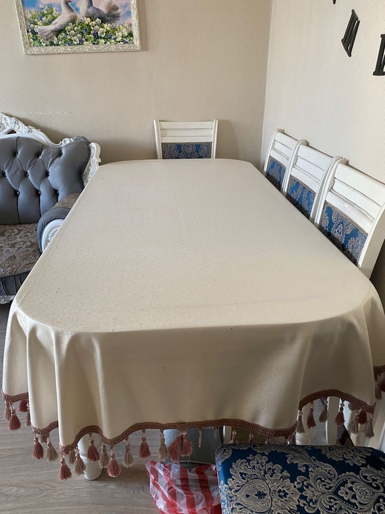 Продается стол,белого цвета