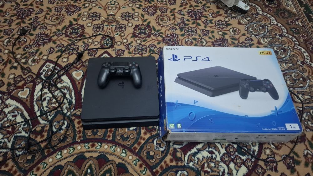 Playstation 4  (ps4) slim 1 TB jet black