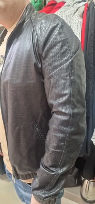 Оригинално кожено яке Armani - черно, с цип и перфорирани ръкави