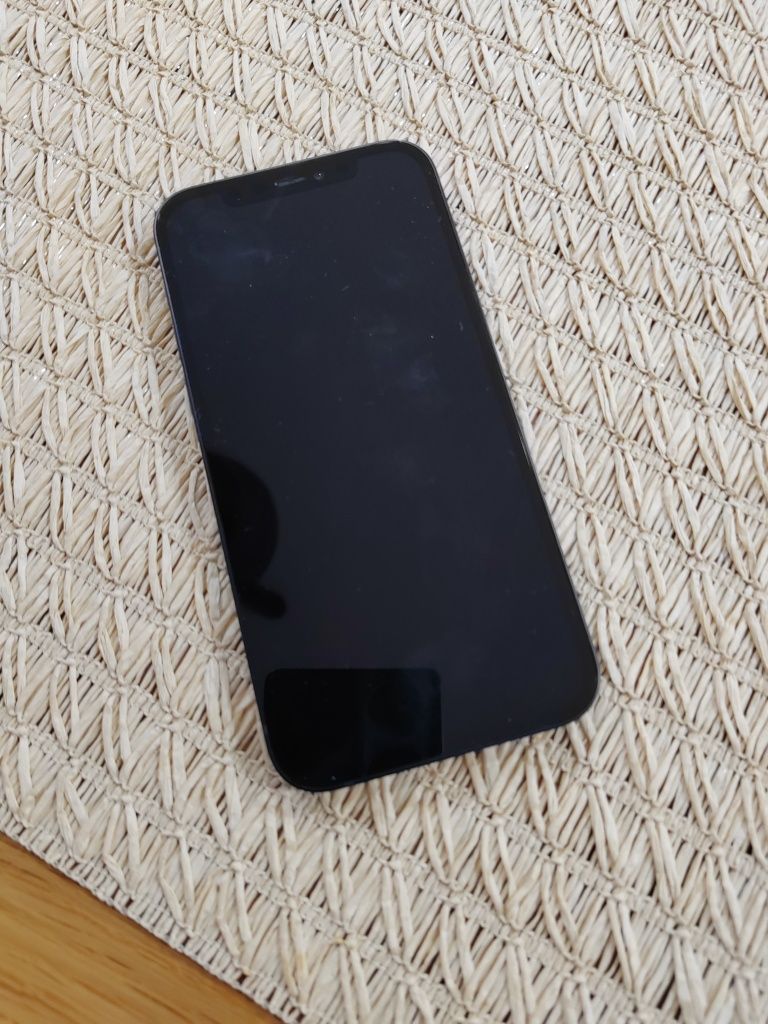 Продавам iPhone 12 64GB