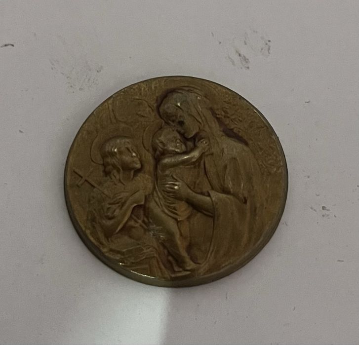 Стар медальон от 1920 година.