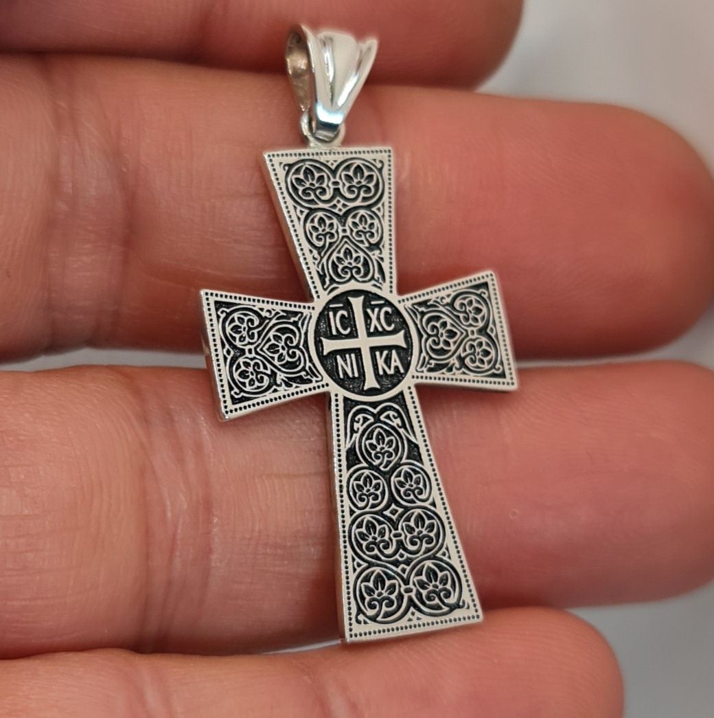 Cruce bizantină sculptată din argint