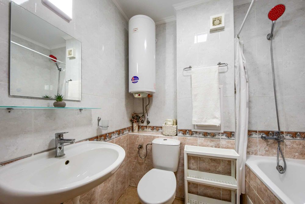 НАЕМ | Голям апартамент с три самостоятелни спални, басейн, паркомясто