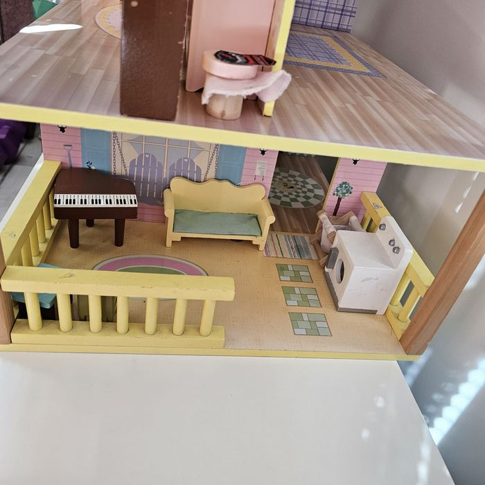 Дървена къщичка за кукли с мебелите