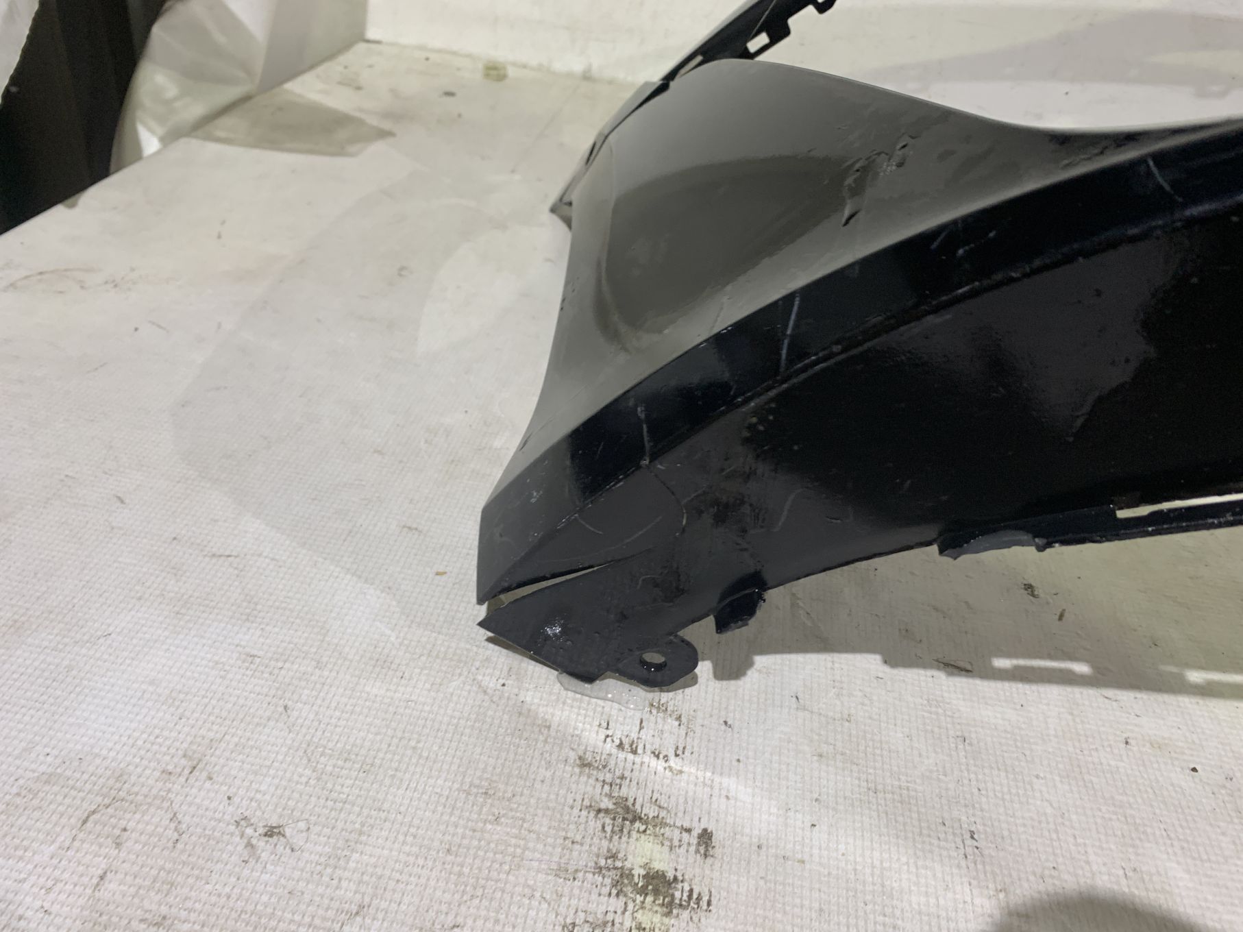 Bara fata Kia Ceed, X-Ceed, 2021, 2022, 2023, 2024, cod origine OE 86511-J7CA0, cu gauri pentru senzori de parcare. Fisurata usor dreapta jos.