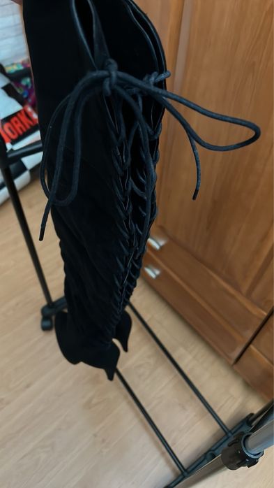 Високи ботуши с ток