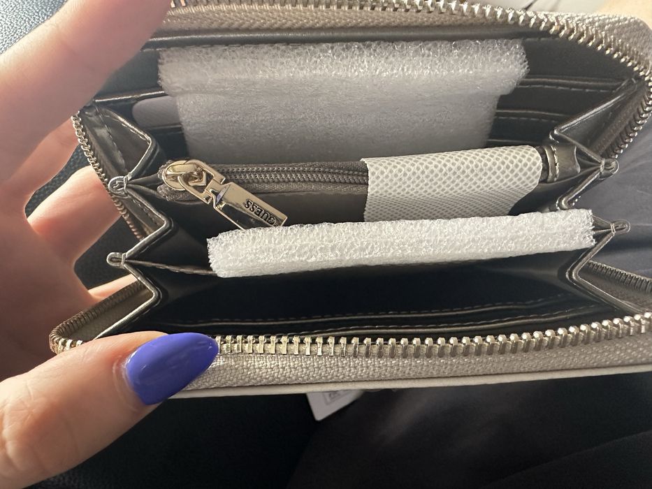 Чисто ново портмоне на guess