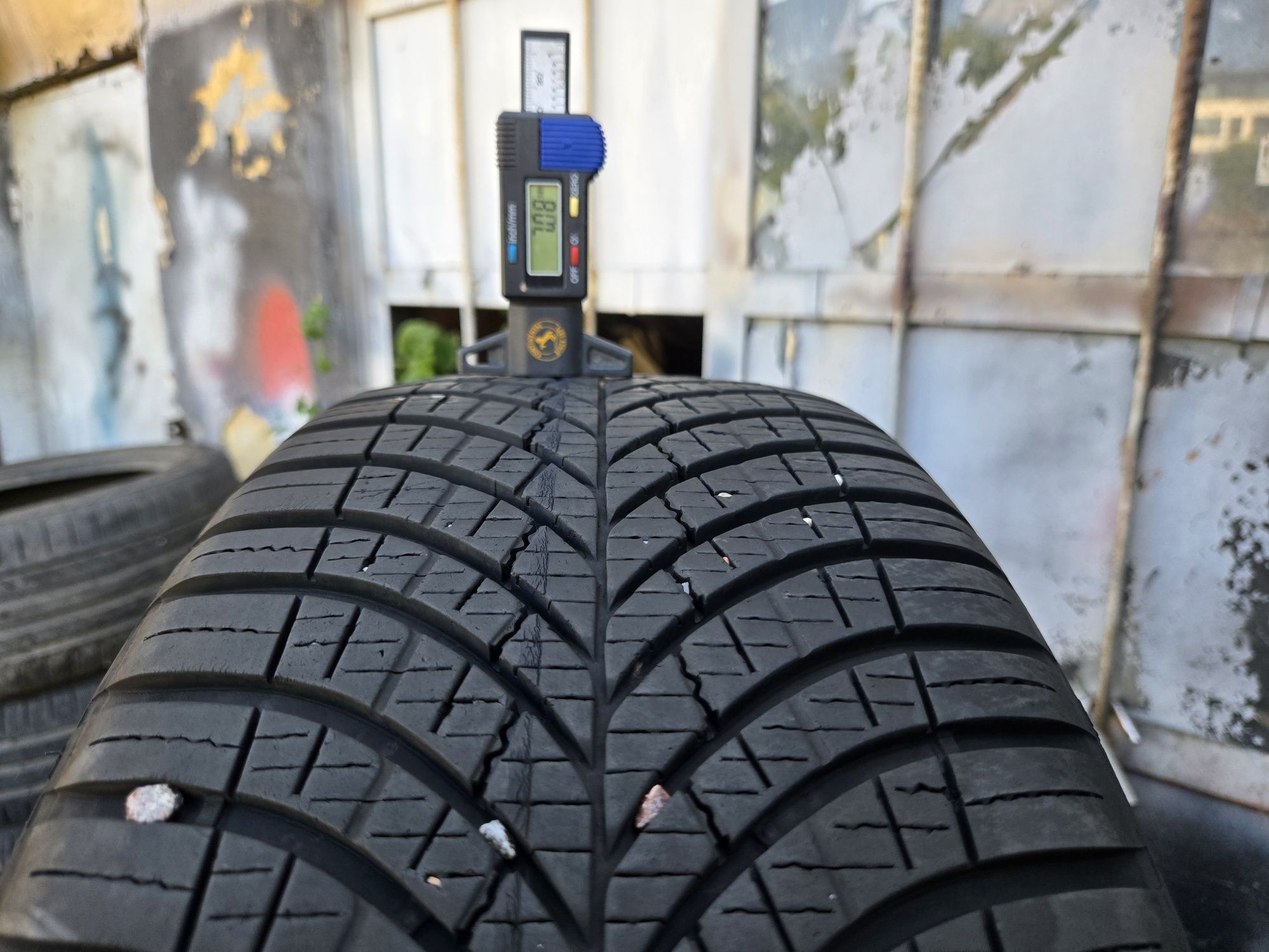 2бр. 215 55 17 Goodyear всесезонни.