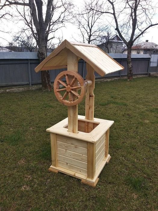 Mese rustice din butoaie fîntînă arteziană de gradina