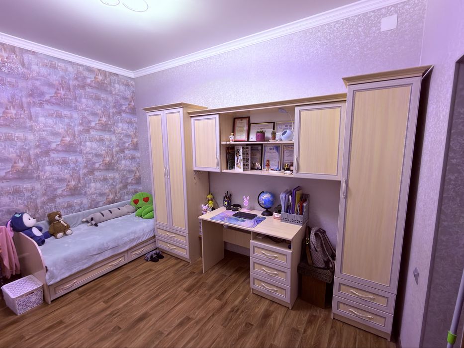 Продум девчачий гарнитур с кроватью , в отличном состоянии