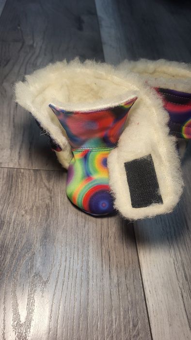 Botoșei babywearing cu lână în interior