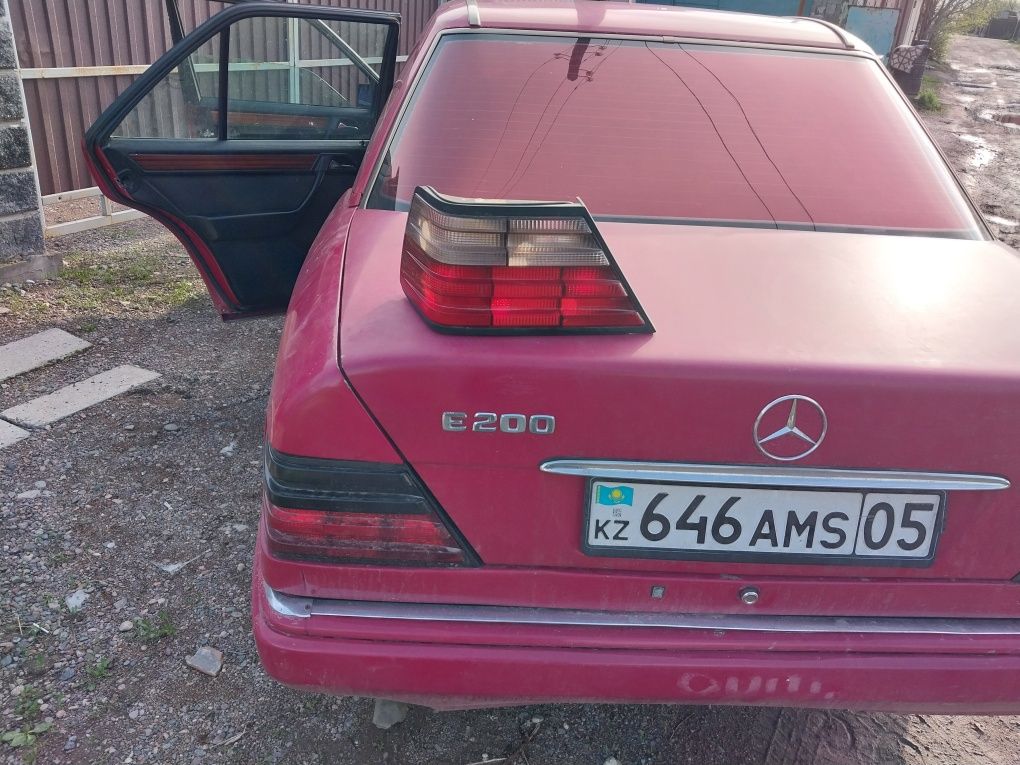 ПРОДАМ задний плафон от E200  Mercedes