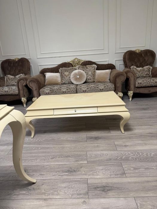 Продам диван с двумя креслами