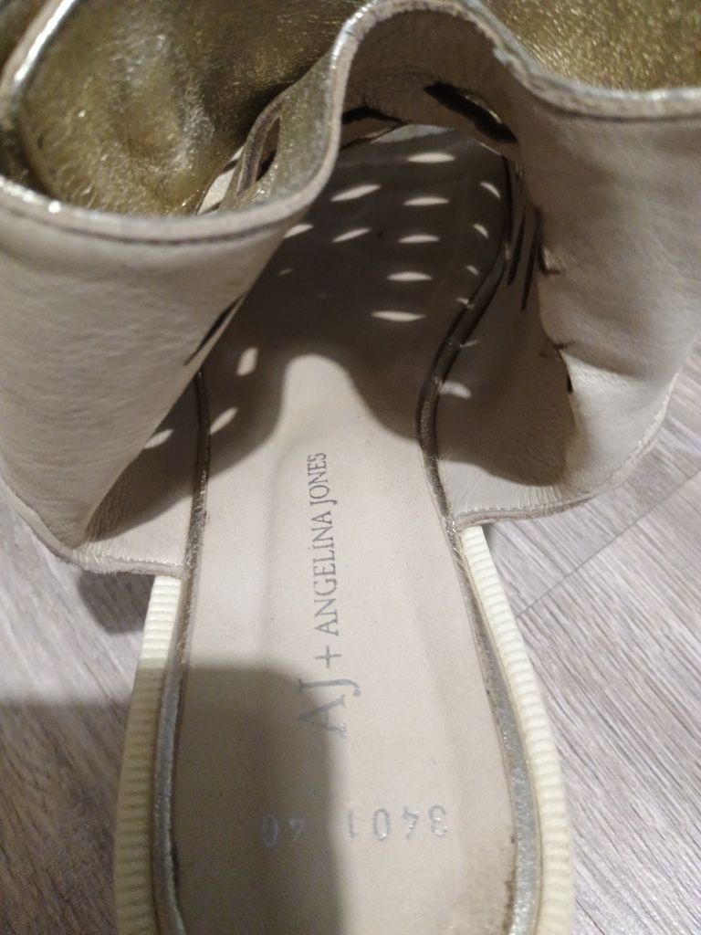 Продавам златни дамски кожени сандали.