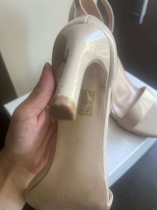 Бежави обувки на ток 35 номер