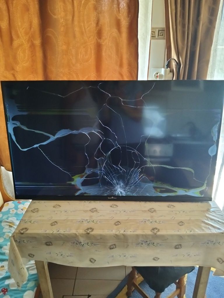 Vând tv Smart tech