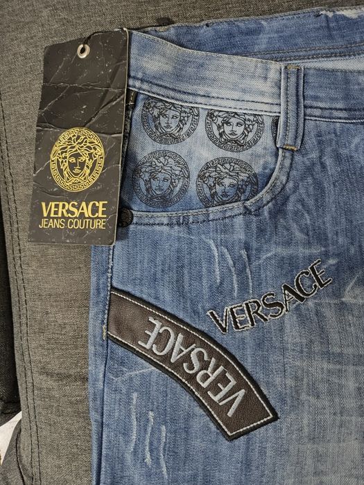 Blugi Versace pentru barbari