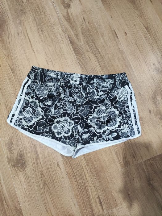 Pantaloni scurți de damă Adidas mărimea 38 M