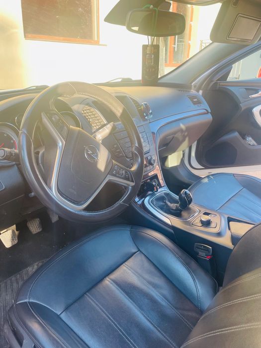 Vând Opel Insignia anul 2011