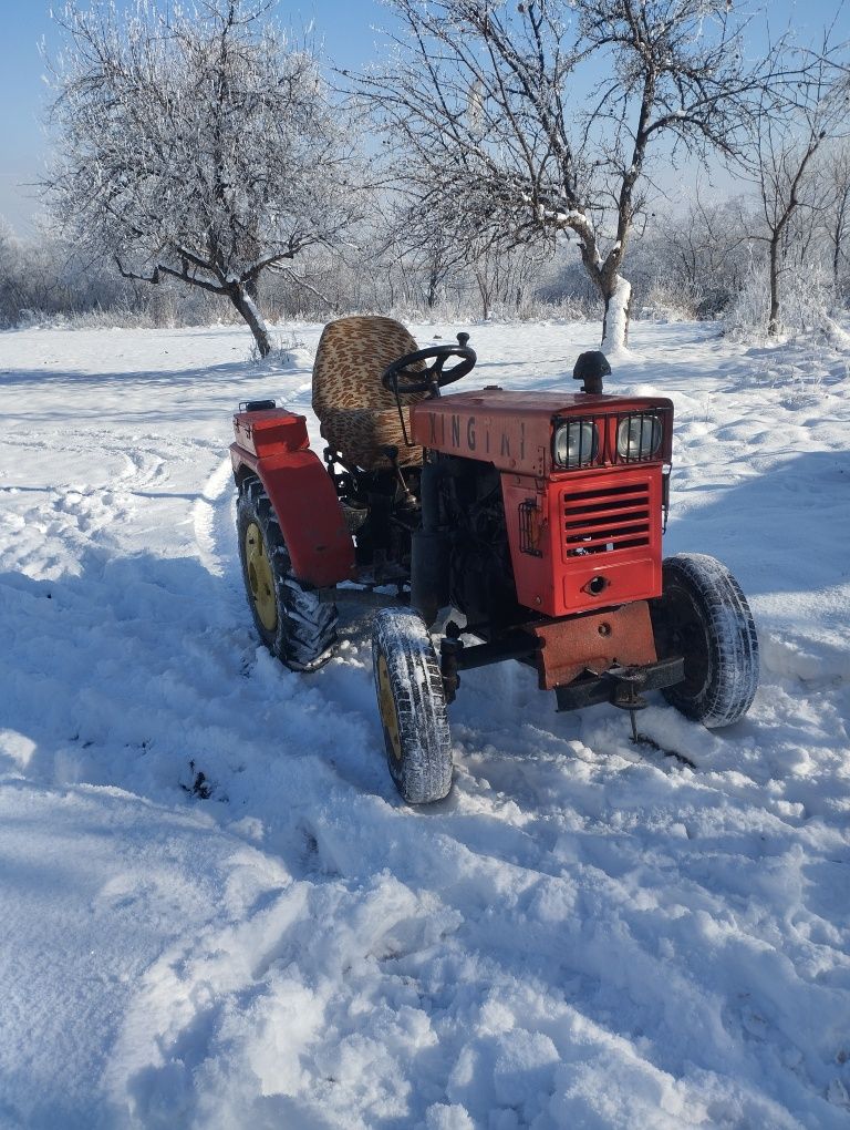 Продавам трактор