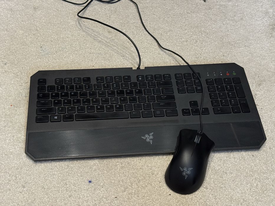 Vand set tatstatura si mouse Razer in stare f buna