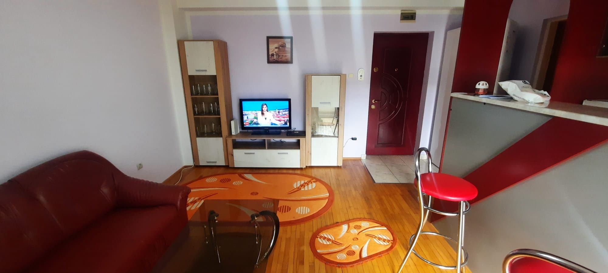 Închiriez apartament zona centru.