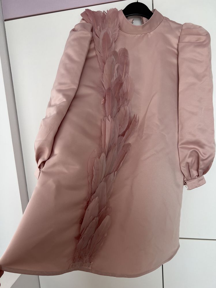 Rochie roz pudra cu pene