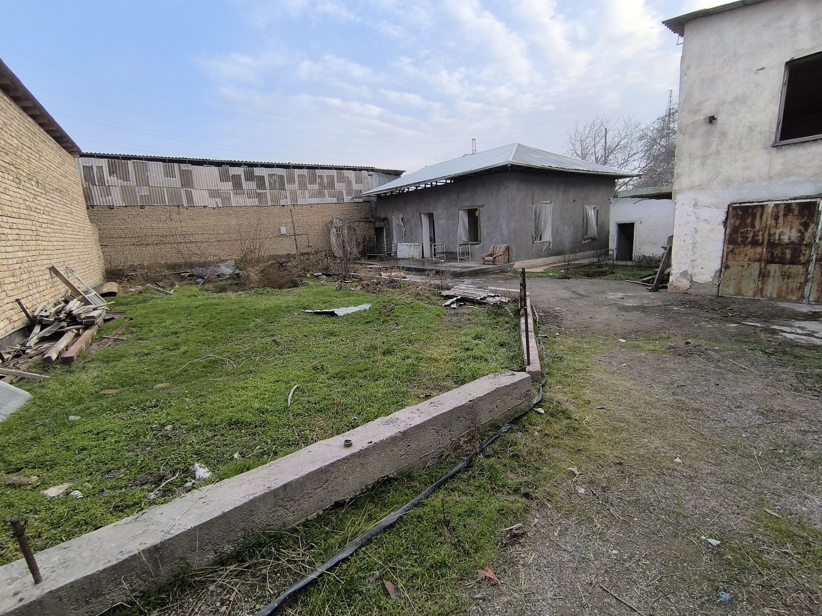 Продается участок в городе Янгиюле.