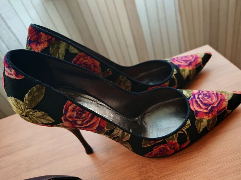 Pantofi stiletto Casadei negri floral