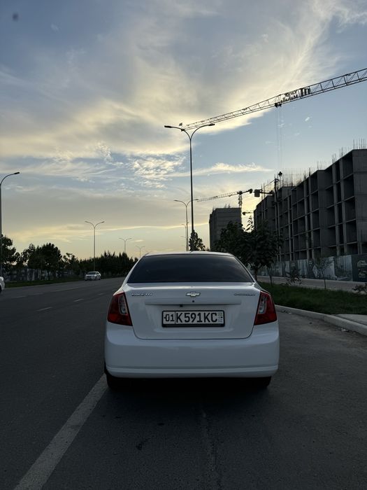 Lacetti 2010 sotiladi