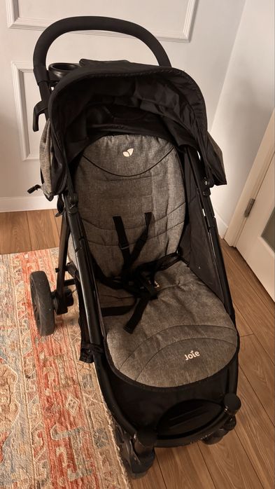 Коляска для деток в хорошем состоянии в клмплекте дождевик имеется