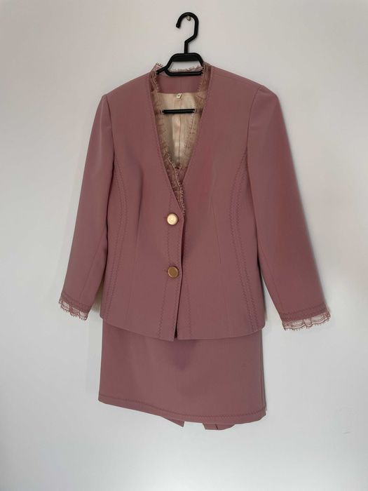 Compleu cu fusta roz, de zi