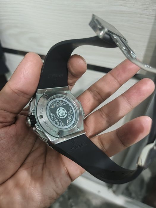 Soat Hublot batareyka korpus neyjavika rangi ocmidi

Icidiga xamma fun