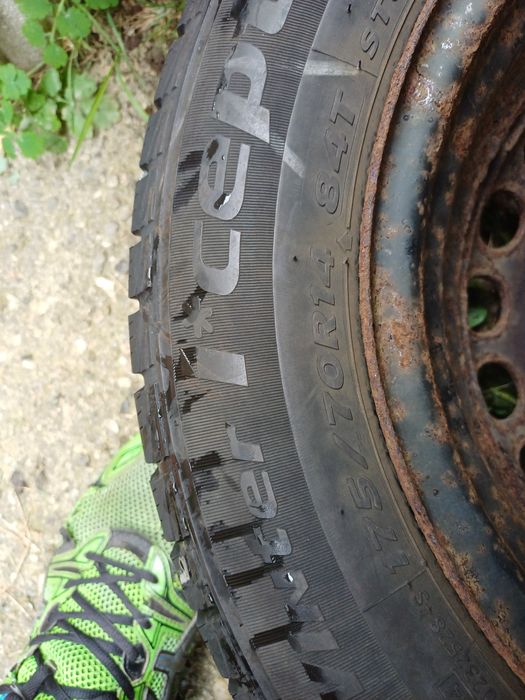 Vand 4 anvelope de iarna 175 70 r14 HANKOOK și GOODYEAR foarte bune