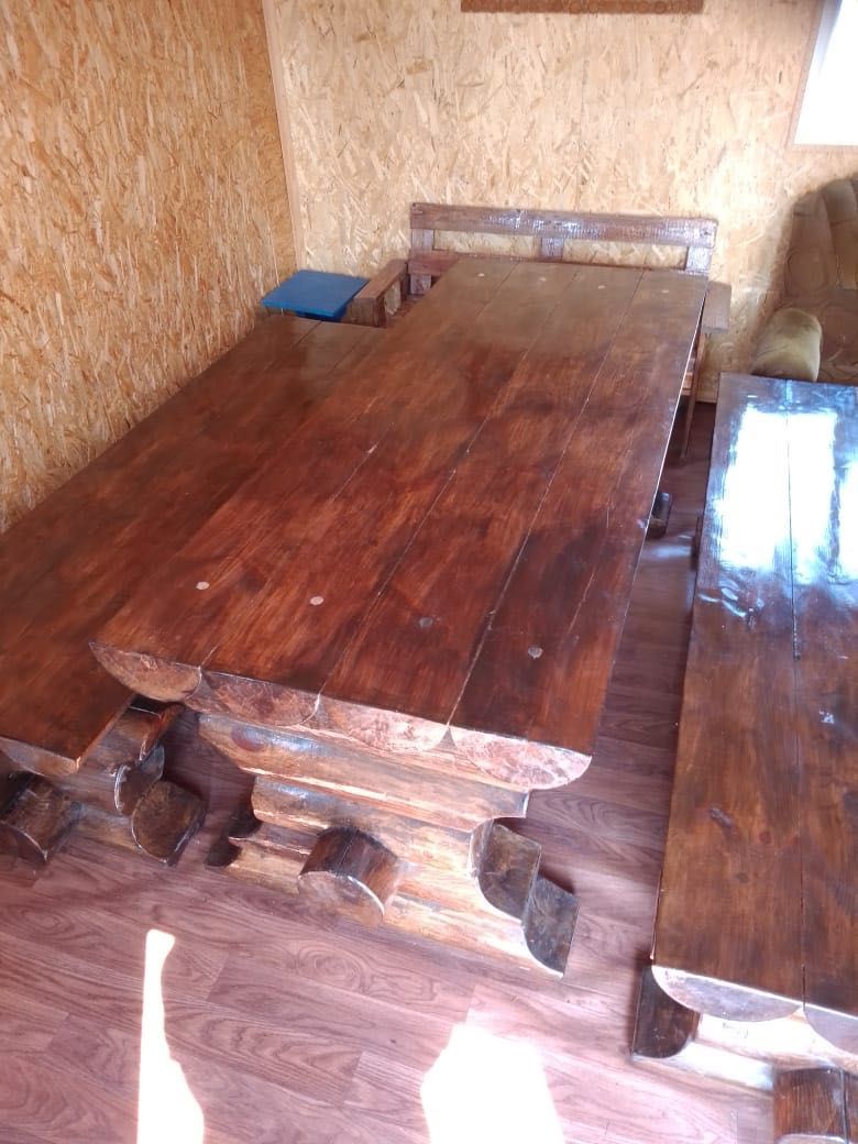 Деревянный стол из оцилиндрованного бревна