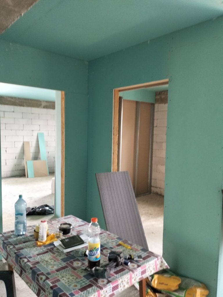 Executam case apartamente