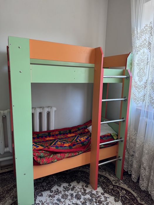 Продам двухярусную детскую кровать