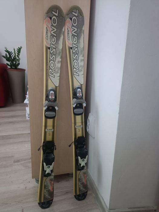 Vând schiuri și casca , copil 7/8 ani