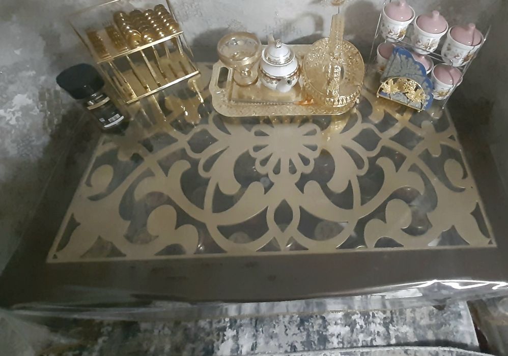 Сотилади   стол.