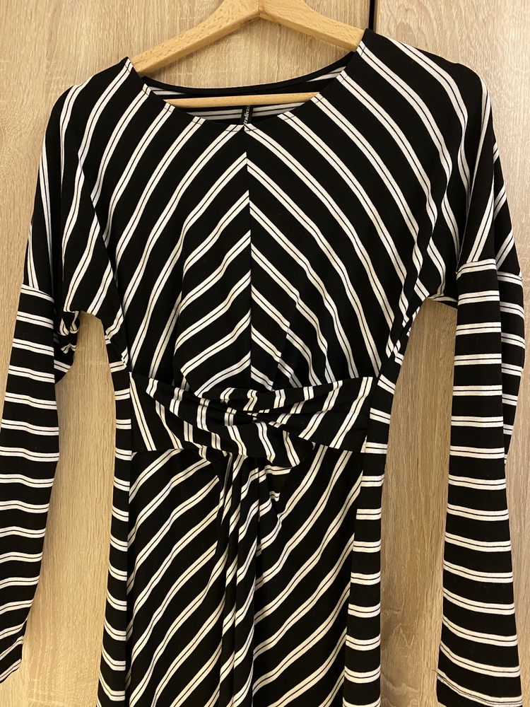 Rochie Stradivarius alb/ negru, midi, cu detaliu in talie