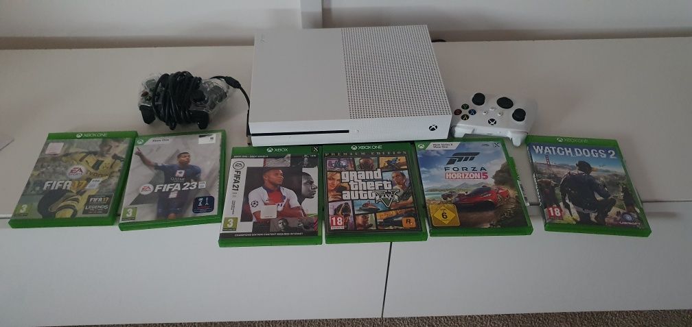 Vând Xbox one S 1TB