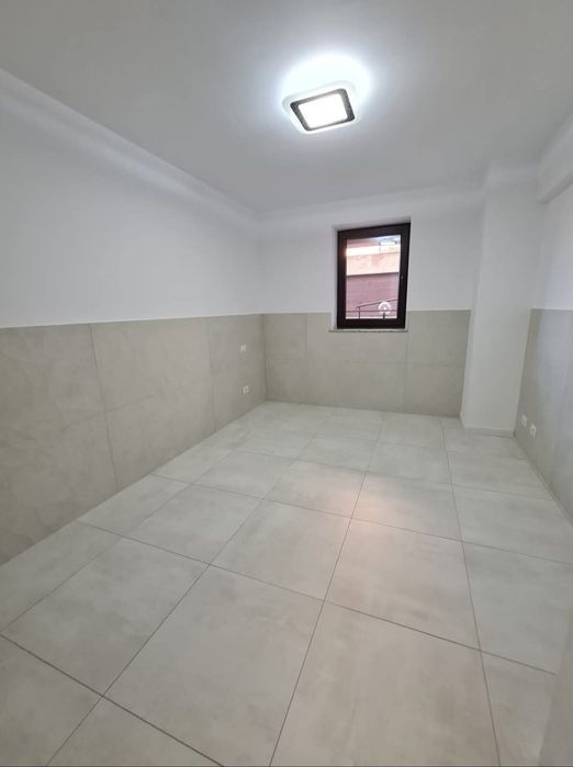 Închiriez spațiu comercial în bloc nou finisat