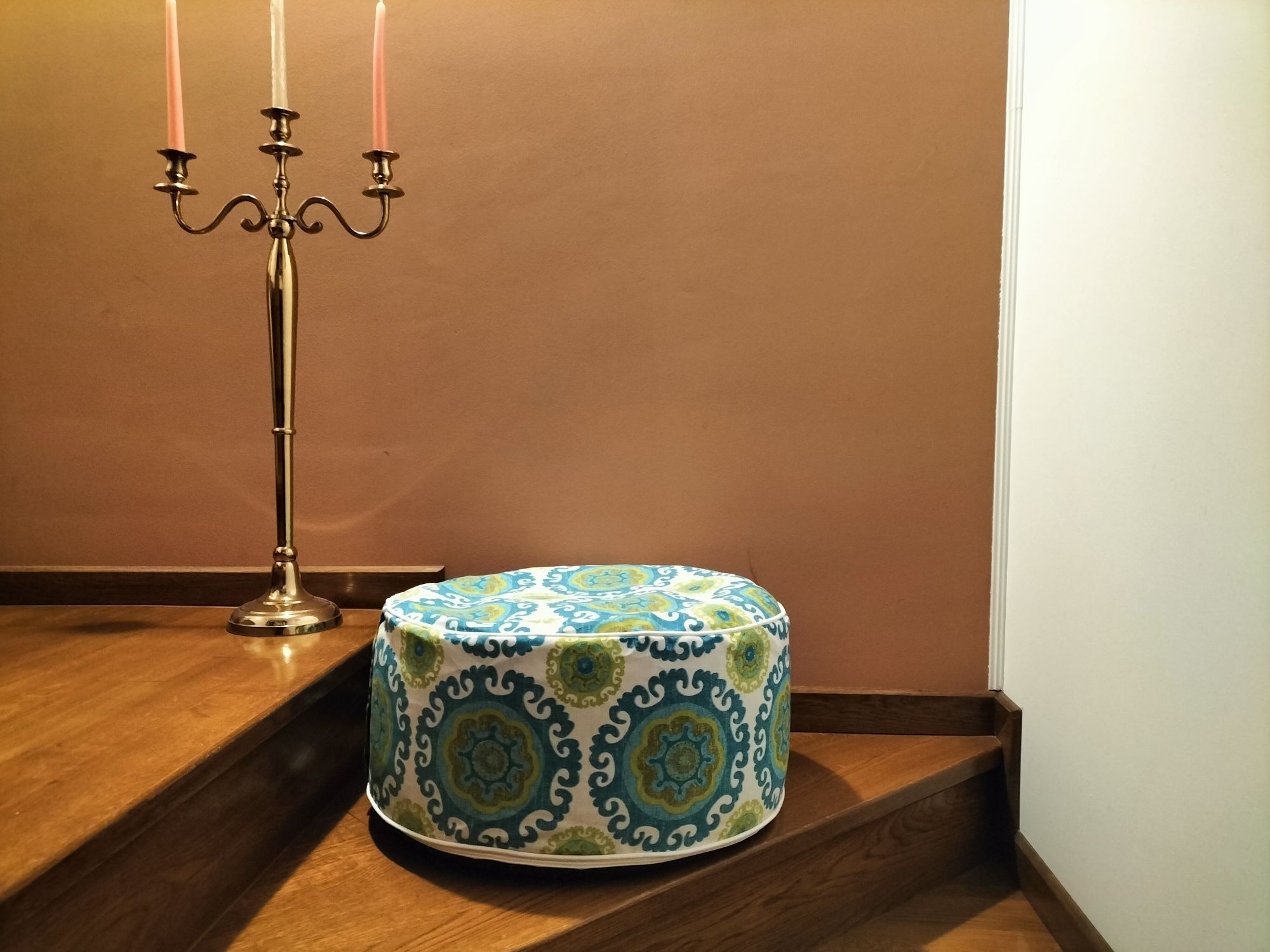 Taburet gonflabil tip otoman tapițat cu stofă, dimensiune 53x23 cm