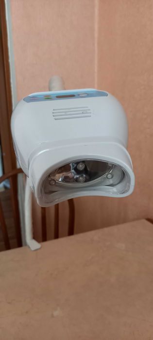 Лампа для профессионального отбеливания зубов.