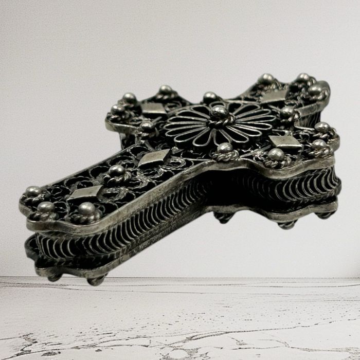 Филигранен сребърен кръст висулка